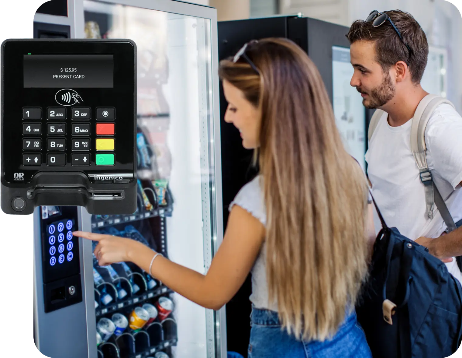 Zákaznice vybírá produkt z automatu s platebním terminálem.