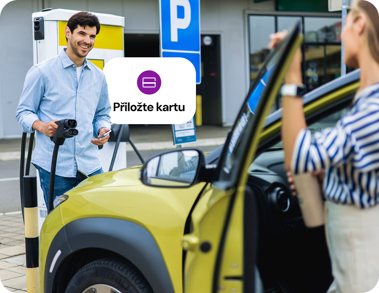 Zákazník přikládá kartu za nabití auta k terminálu.