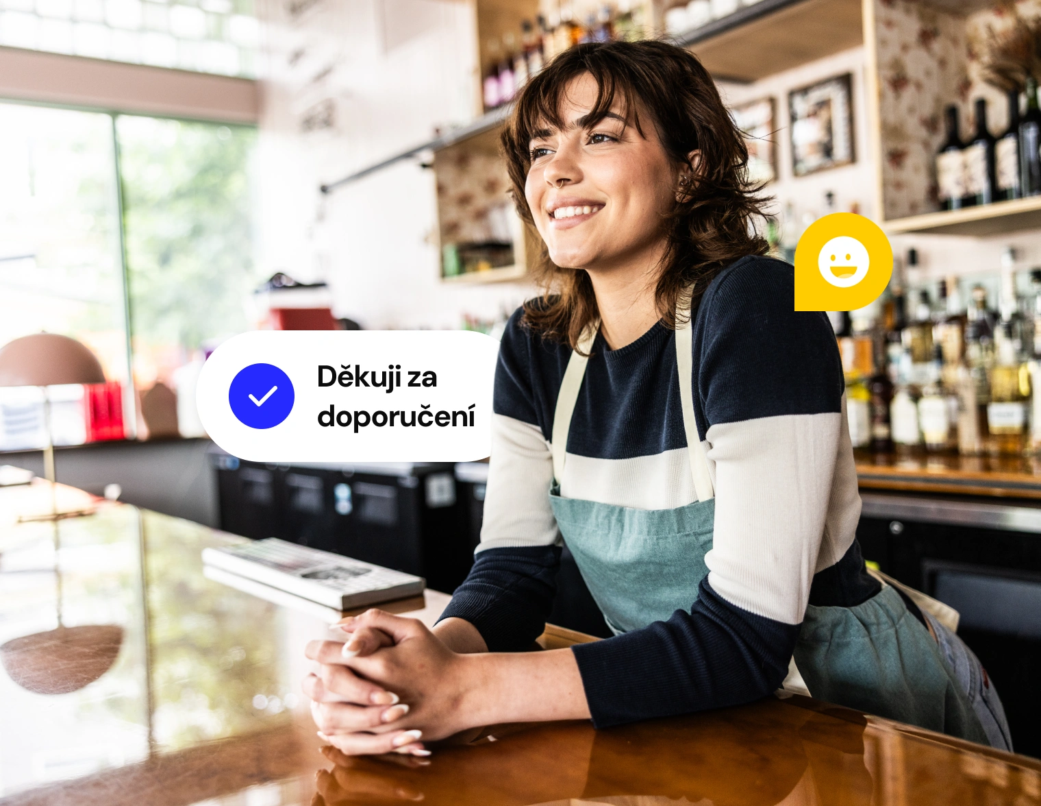 Majitelka restaurace stojí u baru, na obrazovce je zpráva - Děkuji za doporučení.