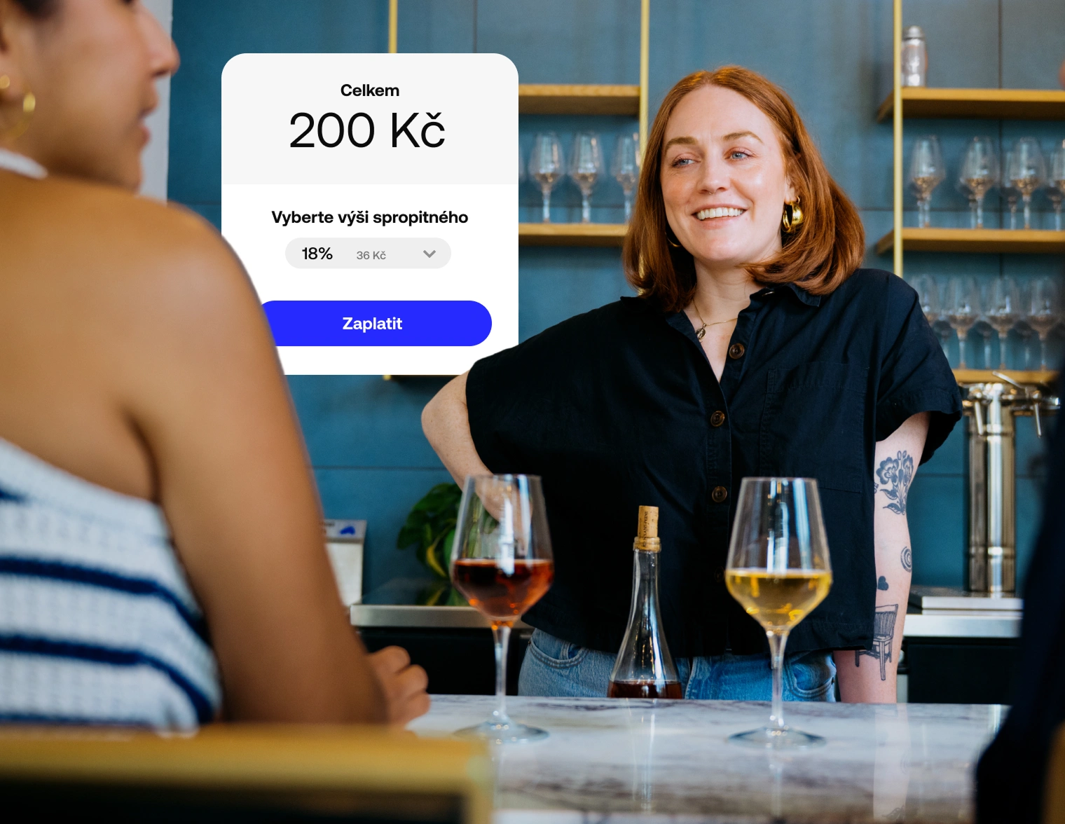 Zákazník platí v restauraci přes platební terminál s volbou spropitného.