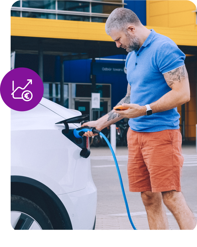 Zákazník nabíjí elektromobil a kontroluje nabití přes telefon.