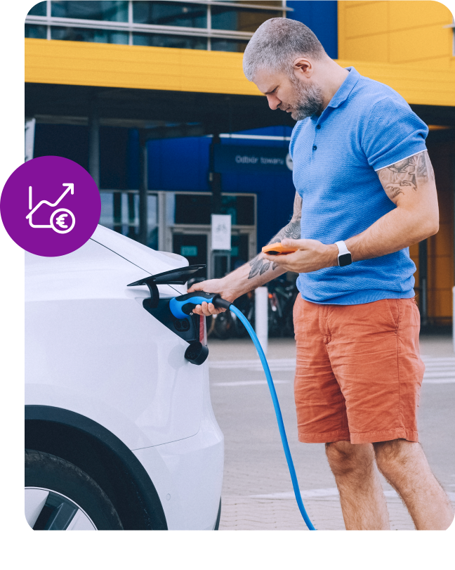 Zákazník nabíjí elektromobil a kontroluje nabití přes telefon.
