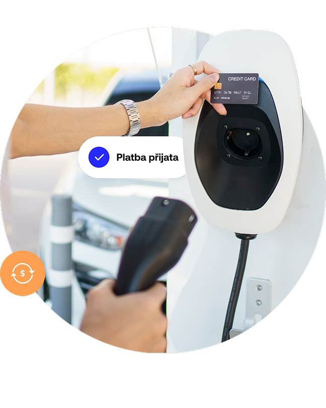 Osoba přikládá platební kartu k nabíječce elektromobilu.