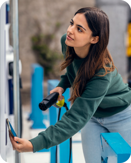 Zákazník platí mobilem u nabíjecí stanice pro elektromobily.