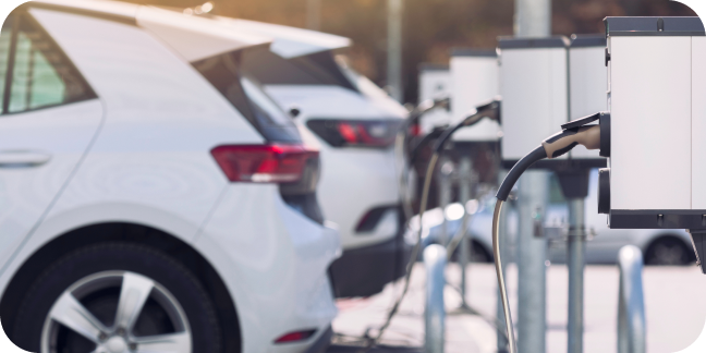 Auto připojené k nabíječce elektromobilů.
