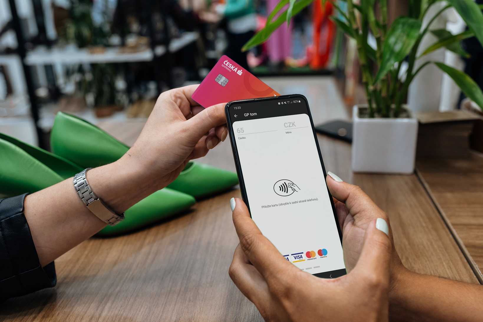 Zákazník platí kartou České spořitelny přiložením k mobilnímu telefonu.