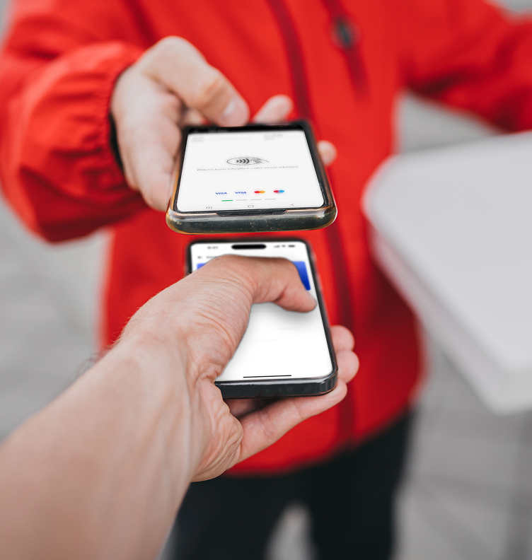 Zákazník platí mobilem kurýrovi přes mobilní aplikaci.